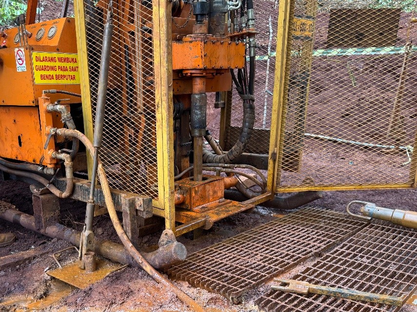 Proses pengambilan sampel tanah utuh (Undisturbed Sample/UDS) di lapangan