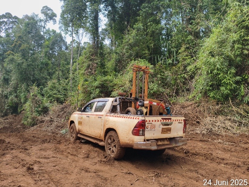 Rangkaian kendaraan 4×4 dan alat berat untuk operasional pertambangan dan konstruksi