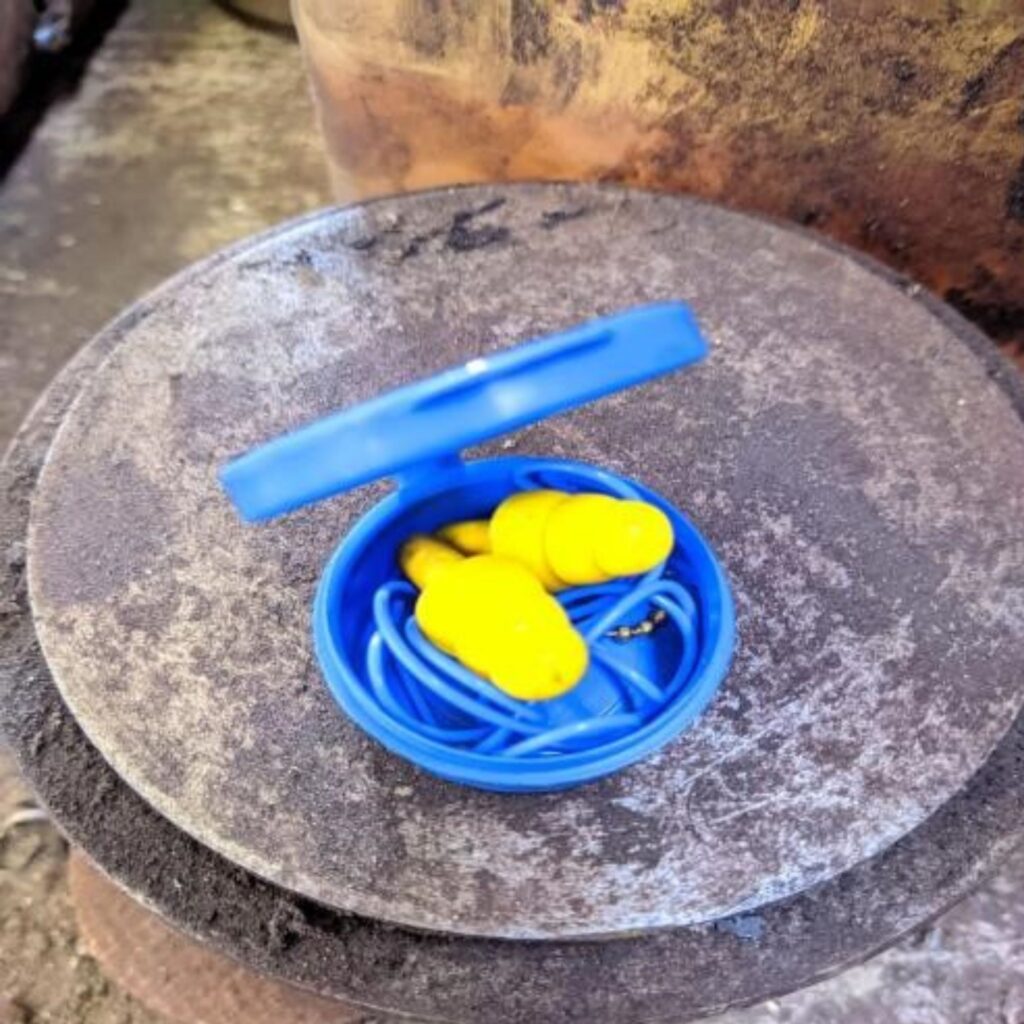 "Ear plug atau penyumbat telinga untuk pekerja drilling geoteknik di Sulawesi"