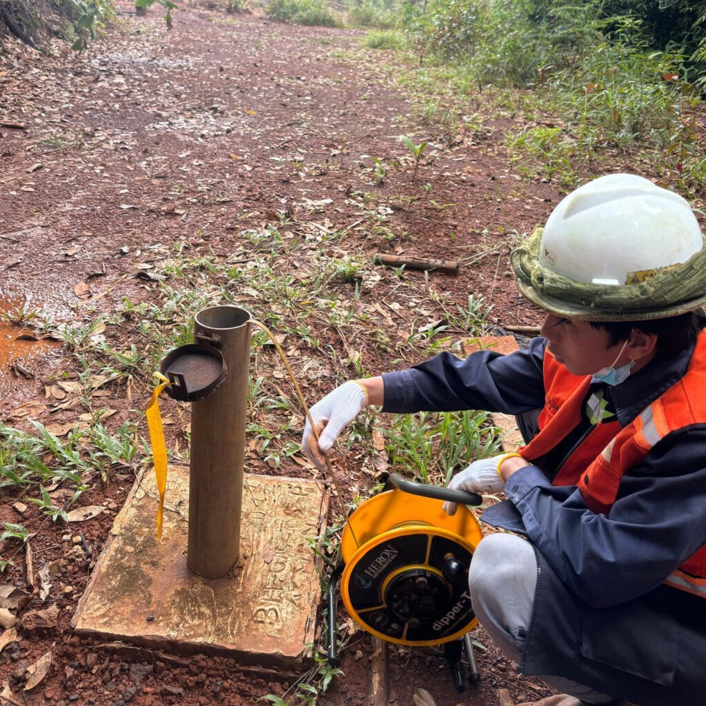 Ilustrasi pengukuran Ground Water Level (GWL) untuk proyek drilling geoteknik di Sulawesi.