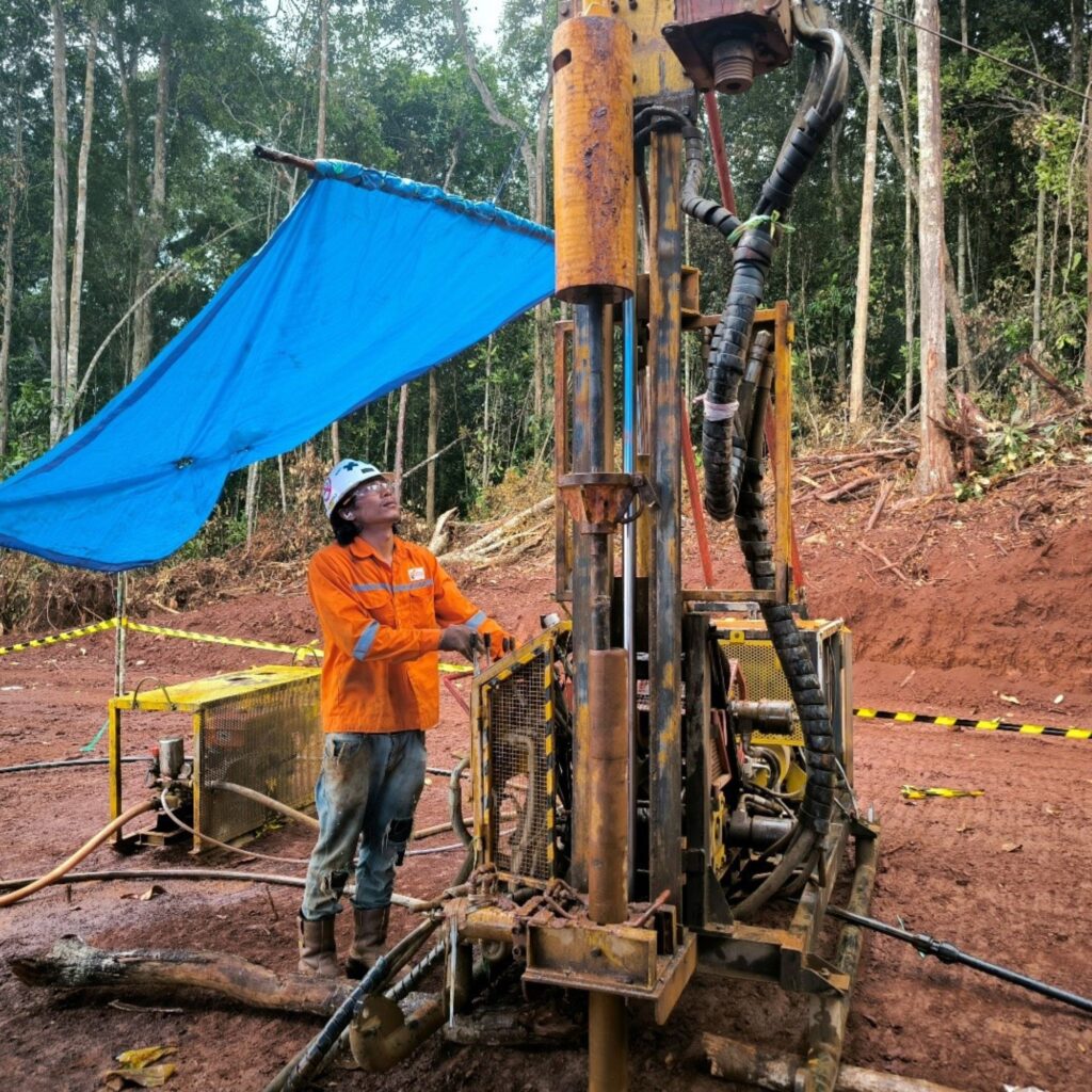 Proses Standard Penetration Test (SPT) untuk drilling geoteknik di Sulawesi dengan split-spoon sampler