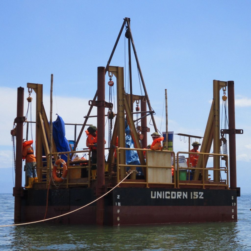 Jack Up Ponton di Pantai Tambea untuk proyek pengeboran lepas pantai