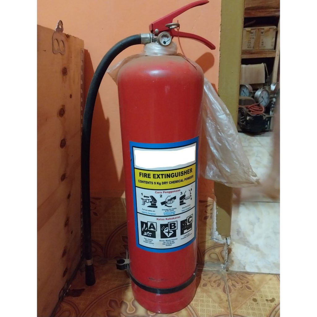 APAR Dry Chemical Powder 9 kg untuk keselamatan kerja proyek drilling dan pengeboran geoteknik di Sulawesi dan Jakarta