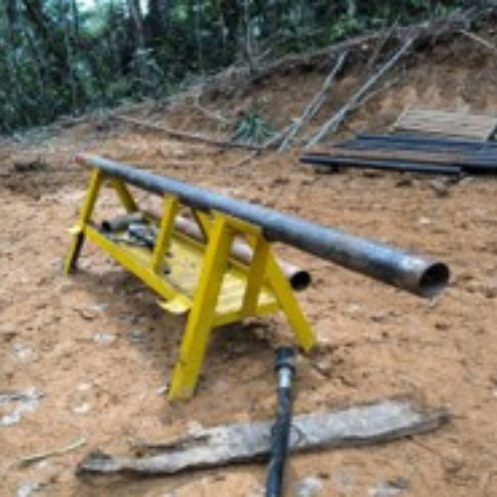 Kuda-kuda pengeboran geoteknik digunakan untuk menahan batang bor dalam proses drilling di Sulawesi dan Jakarta.