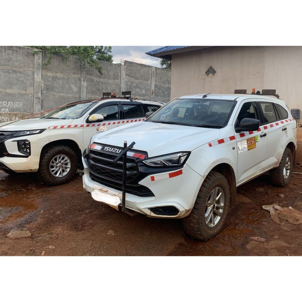 Dua mobil 7 seater 4x4 digunakan dalam proyek drilling dan pengeboran geoteknik di Sulawesi dan Jakarta