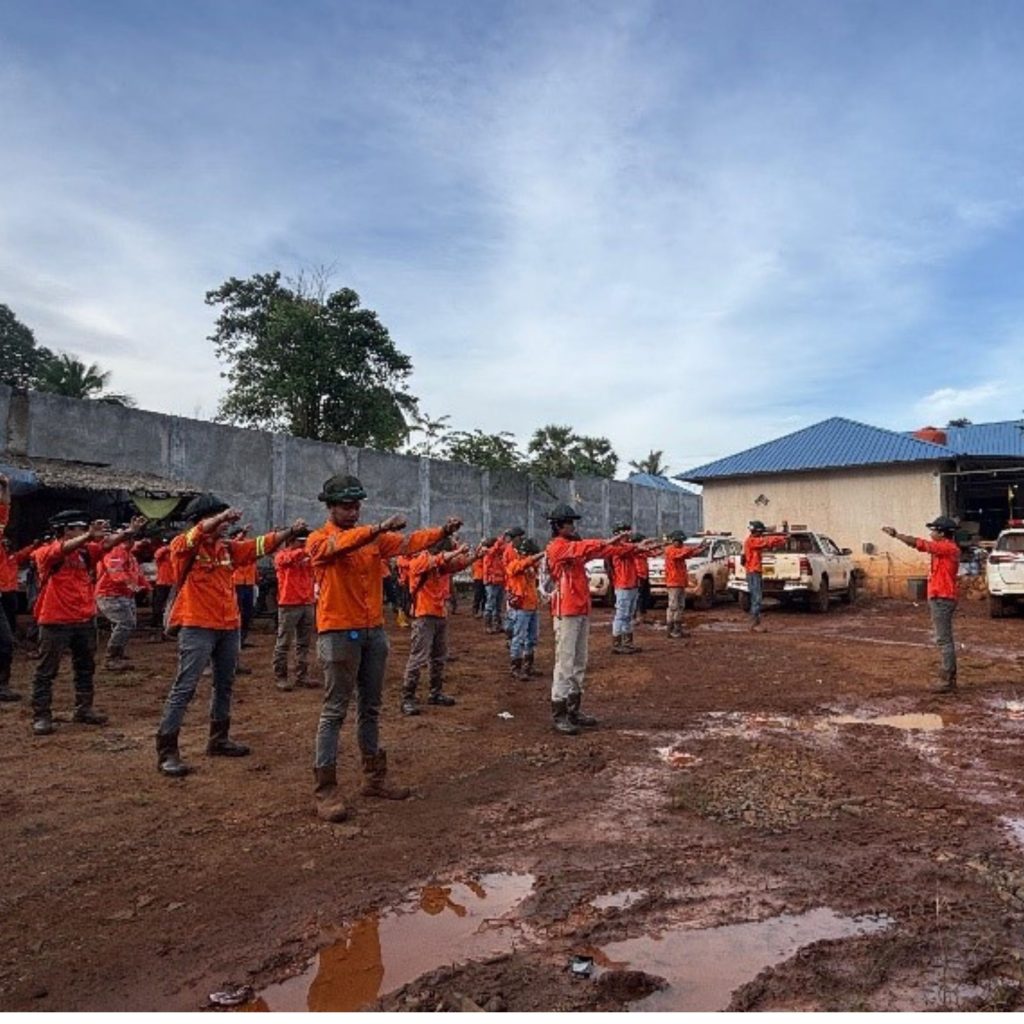 Tim drilling geoteknik melaksanakan apel pagi dan safety morning briefing di proyek pengeboran Sulawesi.