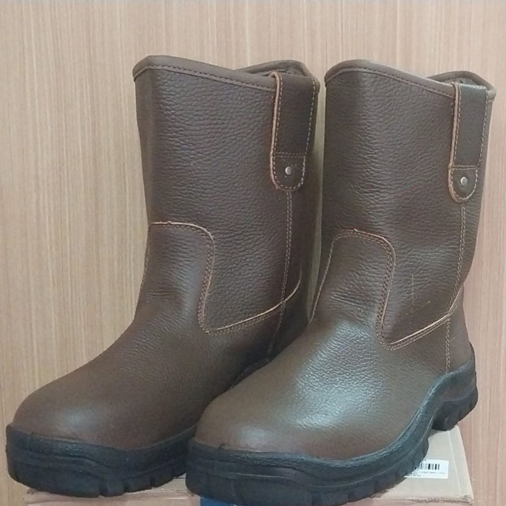 Sepatu safety untuk pekerja drilling pengeboran geoteknik di Sulawesi