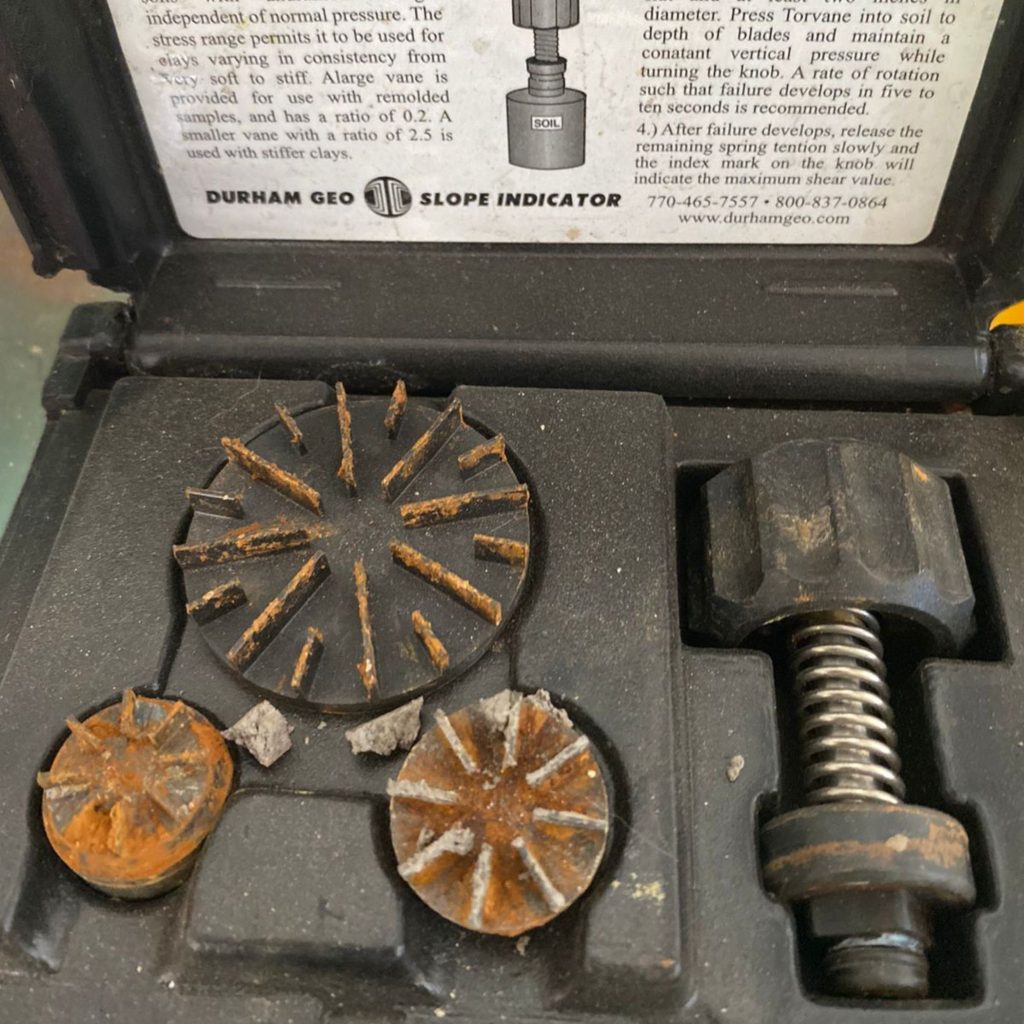 Torvane Drilling di Sulawesi dan Jakarta digunakan untuk mengukur kekuatan geser tanah dalam proyek geoteknik dan pengeboran.