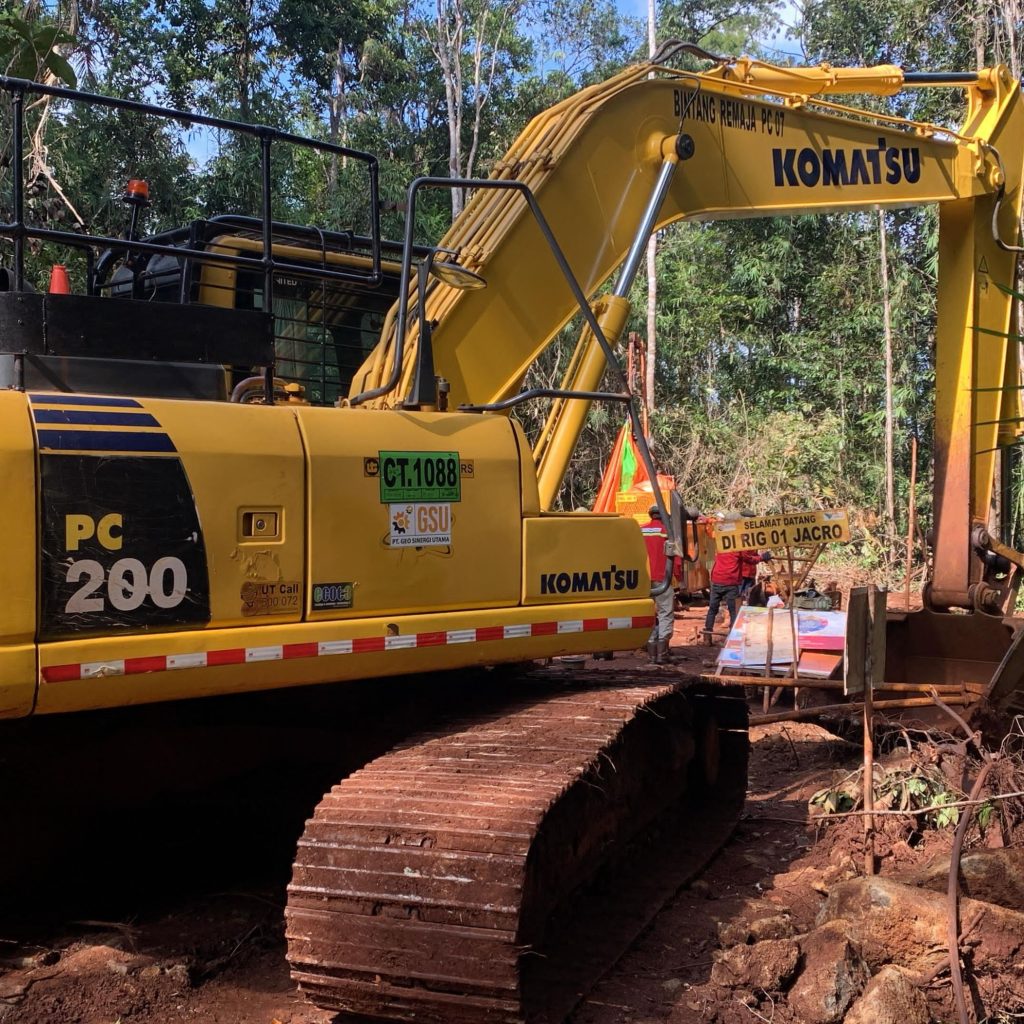 Excavator Drilling di Sulawesi dan Jakarta digunakan dalam proyek pengeboran dan geoteknik untuk mendukung persiapan lahan dan instalasi pondasi.