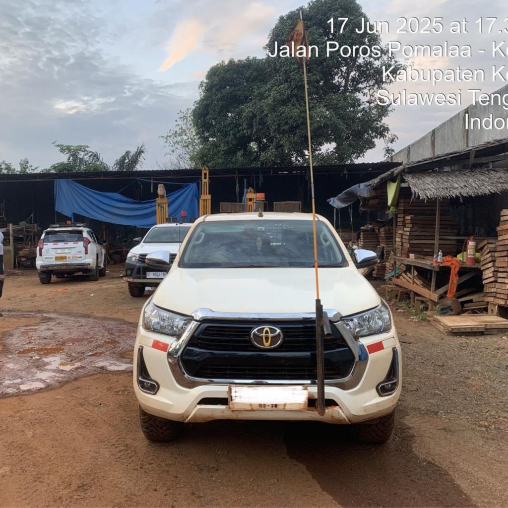 Kendaraan operasional geoteknik dipasang buggy whip untuk keamanan drilling dan pengeboran di Sulawesi.