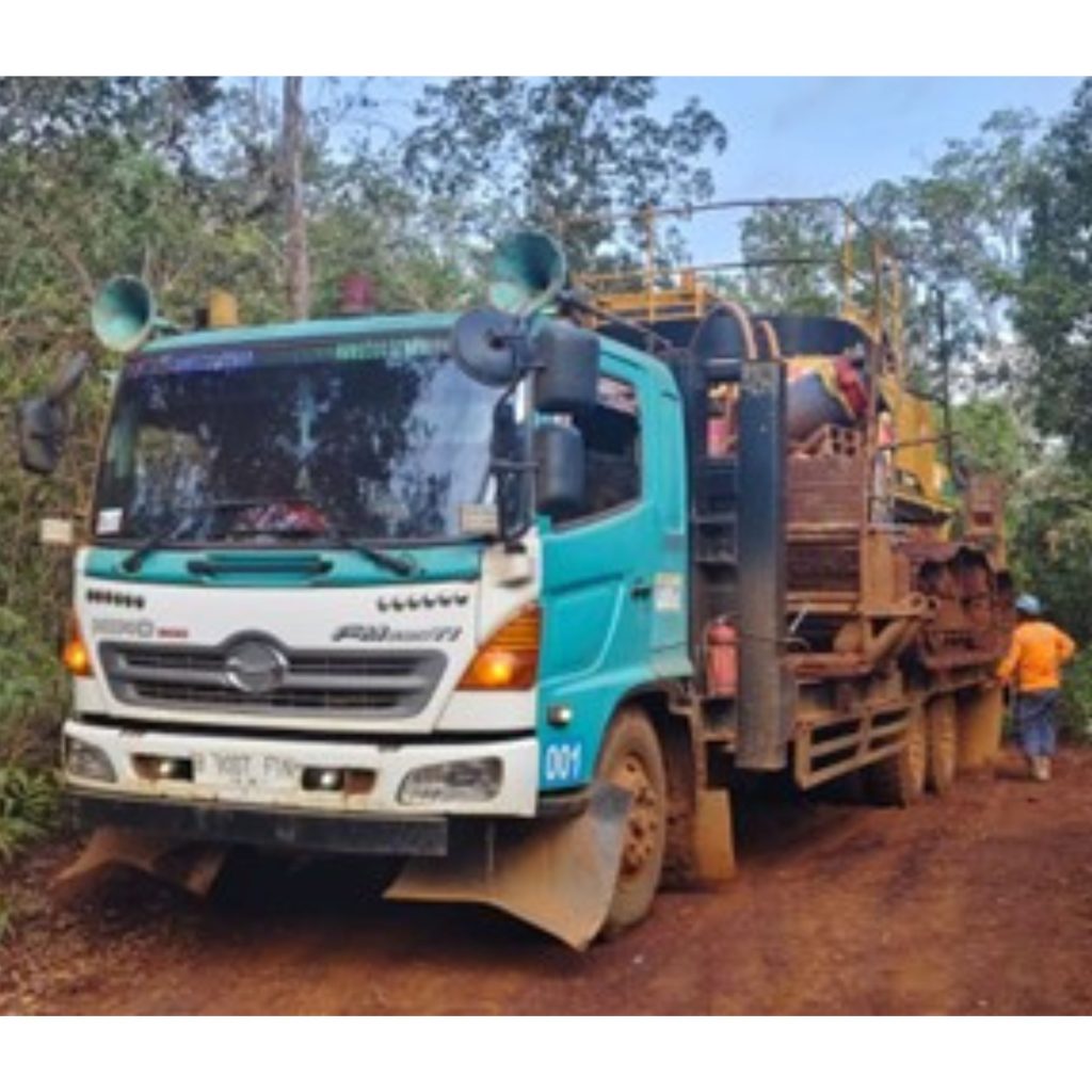 Tronton mengangkut rig bor untuk mobilisasi peralatan drilling dan pengeboran geoteknik di proyek Sulawesi