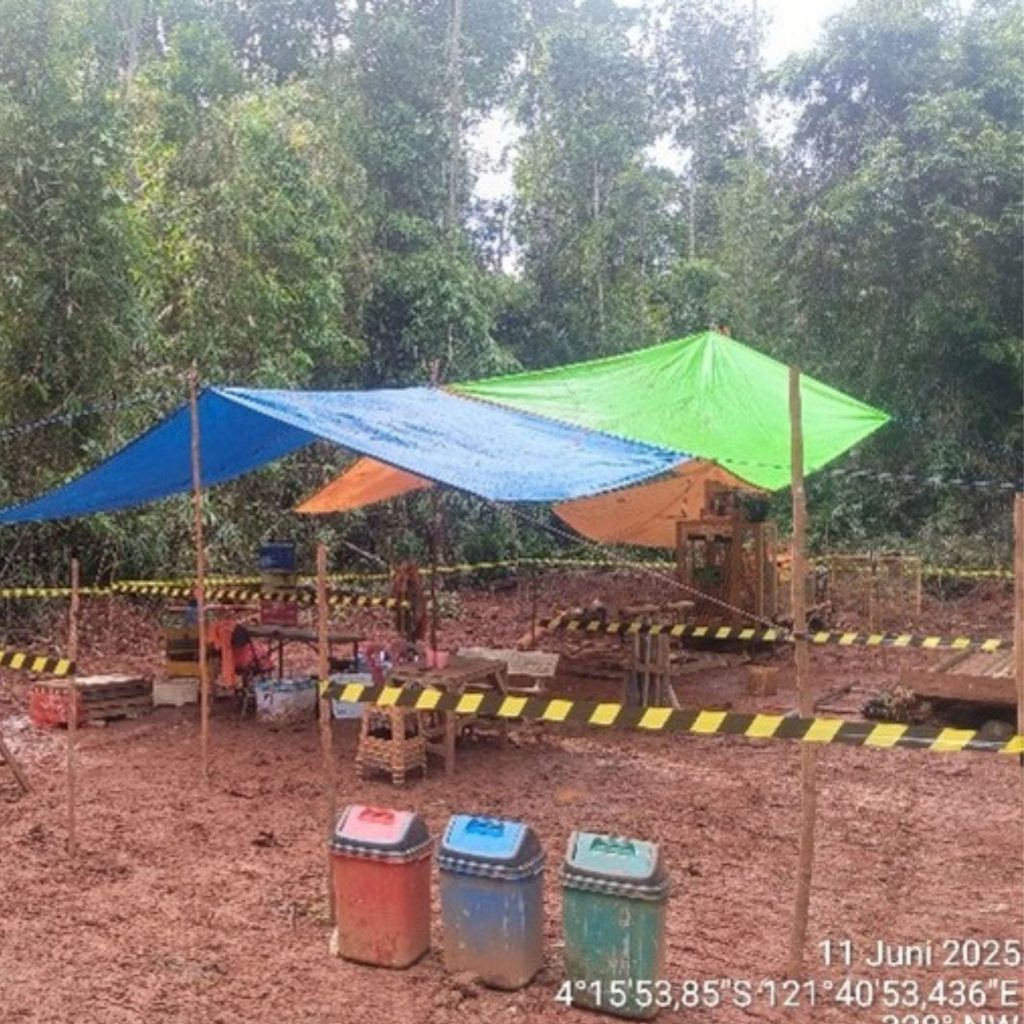 Area drilling dan pengeboran geoteknik dengan tenda kerja serta police line sebagai batas keamanan di lokasi proyek Sulawesi.