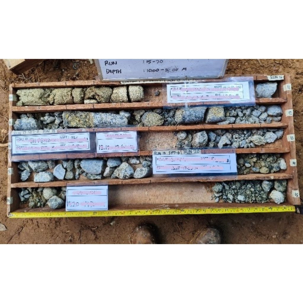 Core box kayu berisi sampel hasil pengeboran geoteknik pada proyek drilling di Sulawesi