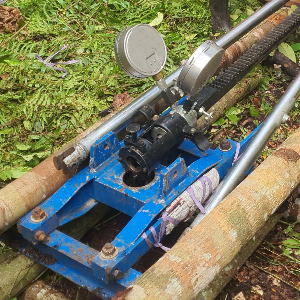 Dudukan manometer untuk pekerjaan drilling, pengeboran, dan geoteknik di Jakarta dan Sulawesi, dengan konstruksi kuat untuk pengukuran tekanan lapangan.