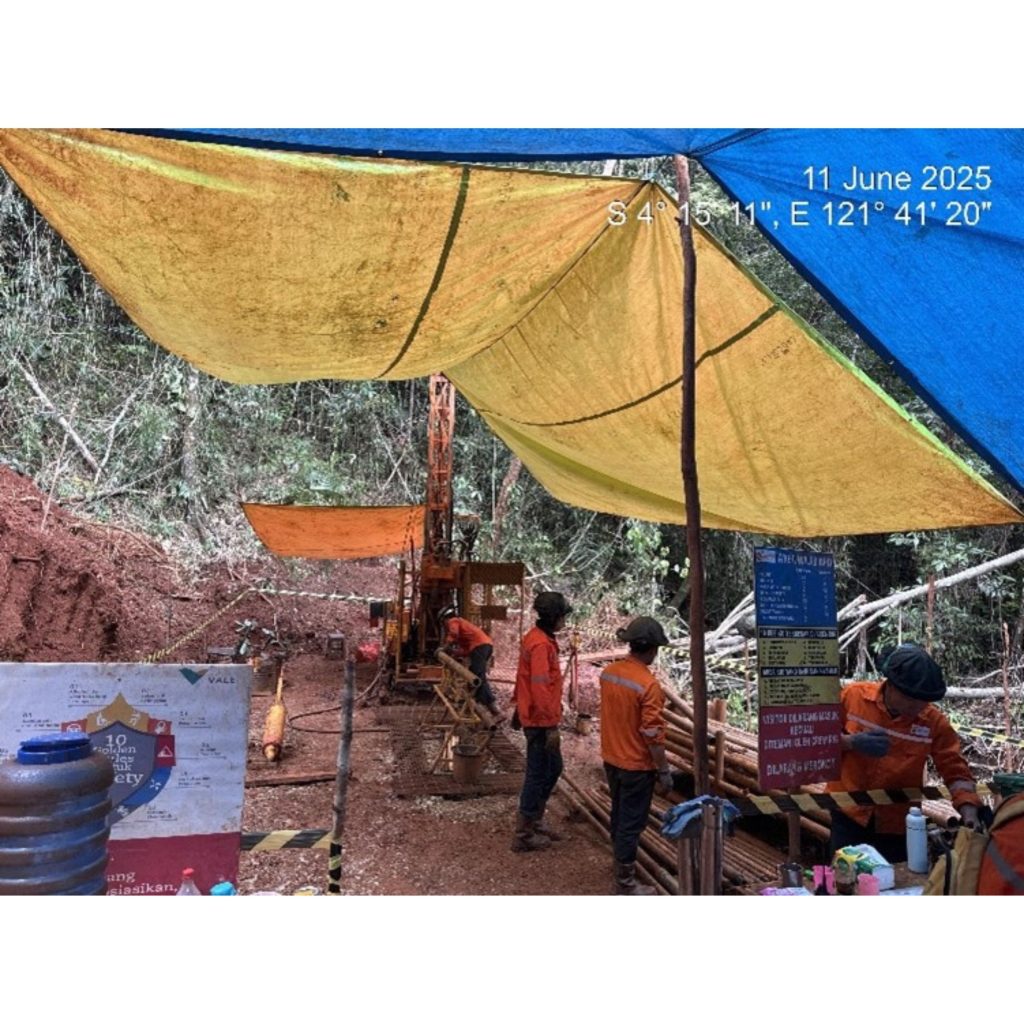 Area drilling dan pengeboran geoteknik menggunakan terpal pelindung di proyek Sulawesi dan Jakarta