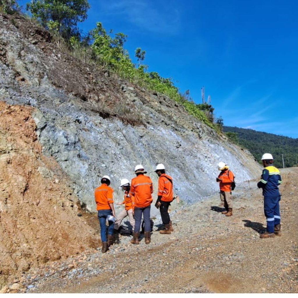 Mapping geoteknik pada lereng batuan sebagai dasar drilling dan pengeboran geoteknik di Sulawesi