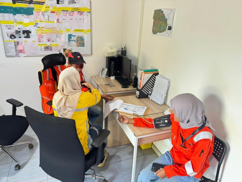 Medical check up tim drilling pengeboran geoteknik di proyek Sulawesi dan Jakarta sebelum pekerjaan dimulai