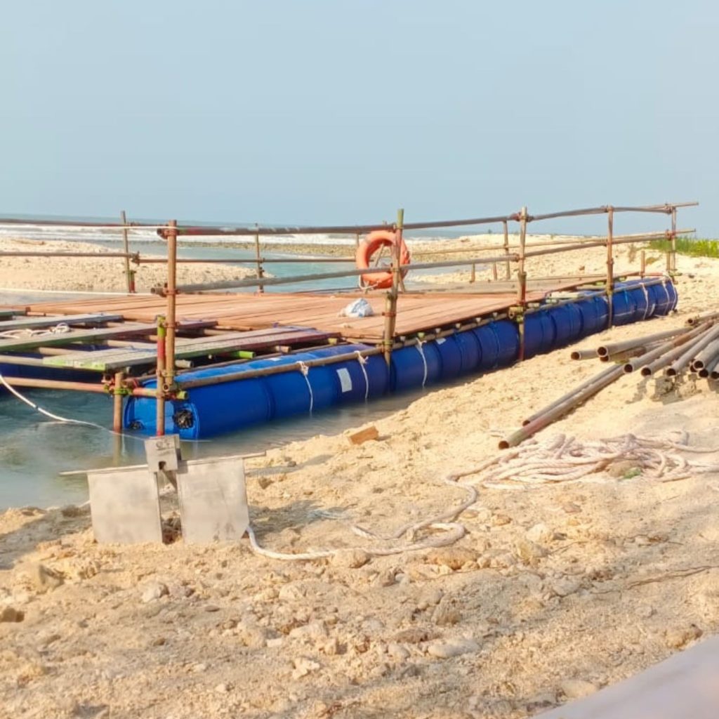 Ponton untuk drilling pengeboran geoteknik di area perairan Sulawesi dan Jakarta