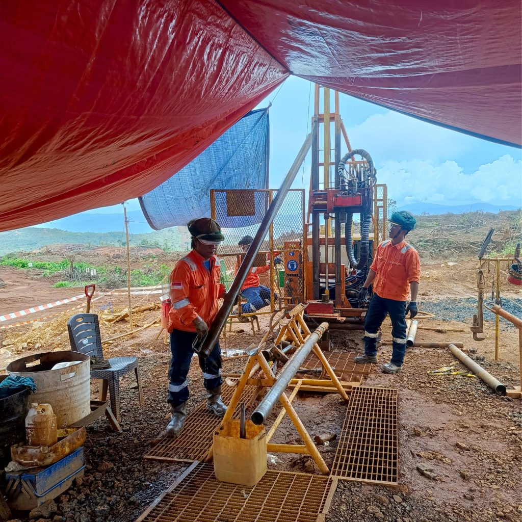 Proses pull out rod drilling pengeboran geoteknik di lapangan proyek Sulawesi Jakarta