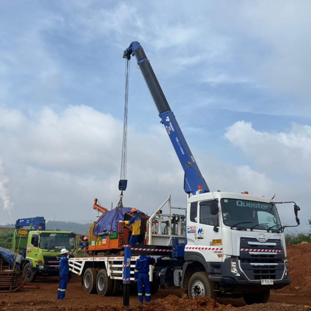 Proses demobilisasi RIG drilling untuk pengeboran geoteknik di Sulawesi menuju Jakarta menggunakan crane truck