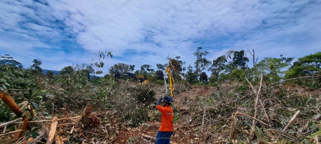 Survey lokasi sebelum drilling dan pengeboran geoteknik di Sulawesi untuk persiapan investigasi tanah proyek konstruksi