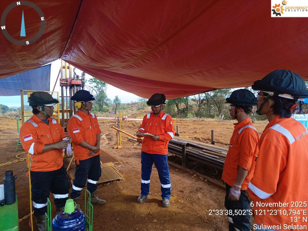Engineer geoteknik melakukan toolbox meeting sebelum drilling pengeboran geoteknik di Sulawesi untuk proyek investigasi tanah yang juga umum dilakukan di Jakarta.