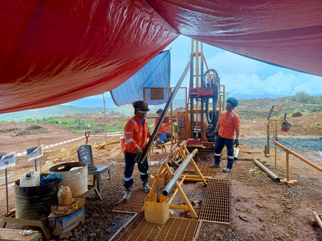 Operator drilling melakukan pengeboran geoteknik untuk investigasi tanah proyek konstruksi di Jakarta dan Sulawesi