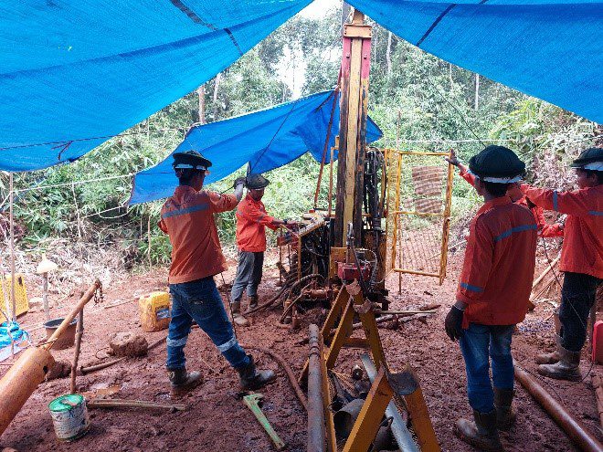 Aktivitas drilling pengeboran geoteknik di Sulawesi dan Jakarta untuk analisis tanah konstruksi