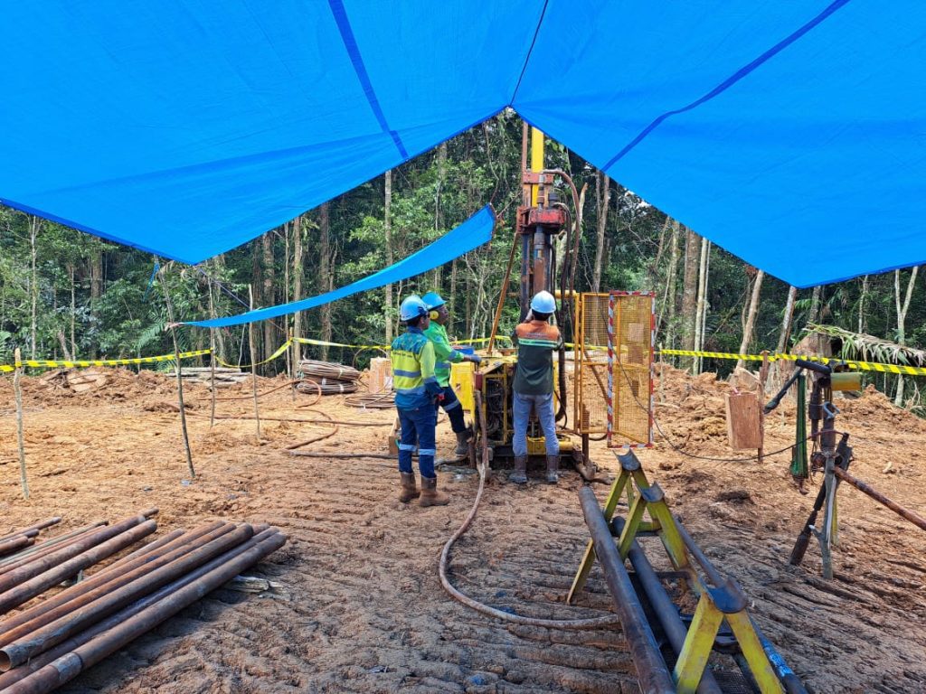 Kegiatan drilling pengeboran dan pengujian geoteknik untuk desain fondasi di Sulawesi dan Jakarta