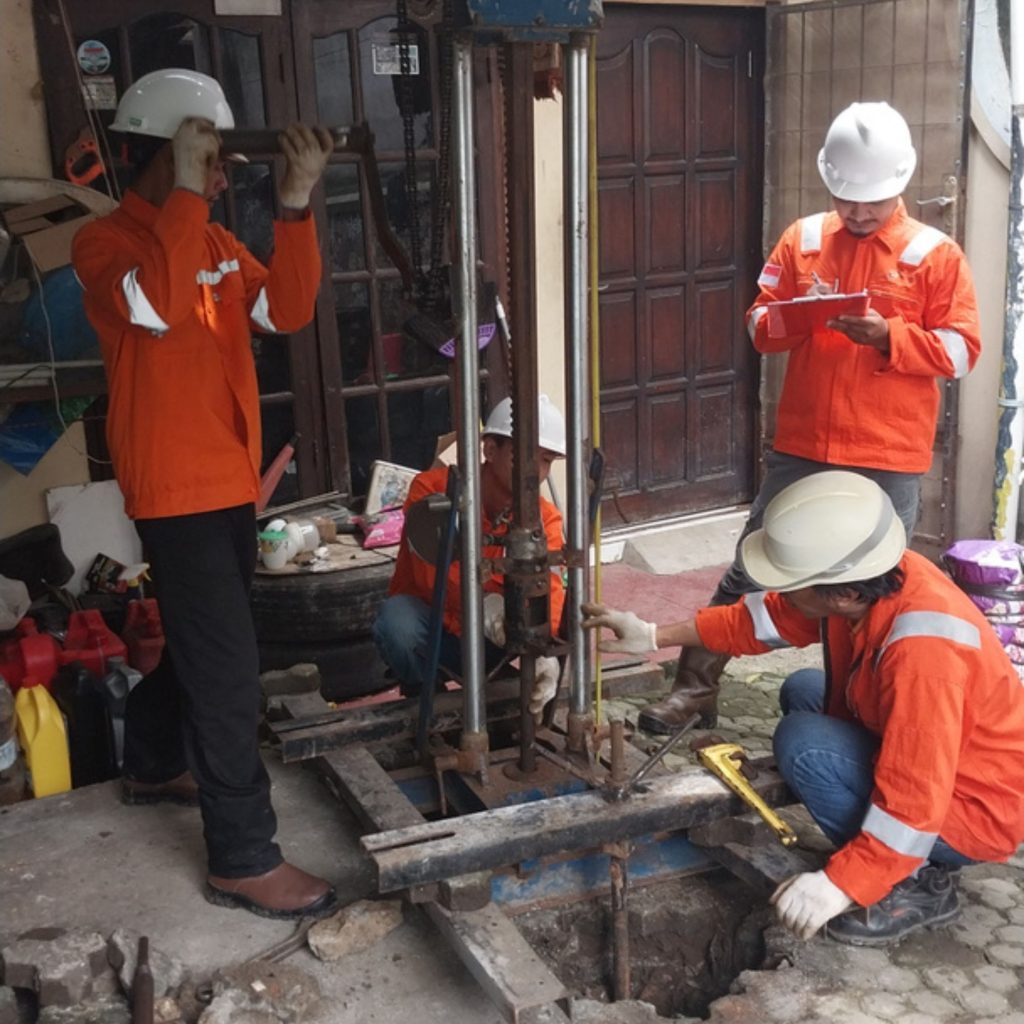 Tim soil investigation Jakarta sedang melakukan pengujian sondir rumah tinggal untuk analisis geoteknik dan investigasi tanah proyek konstruksi.