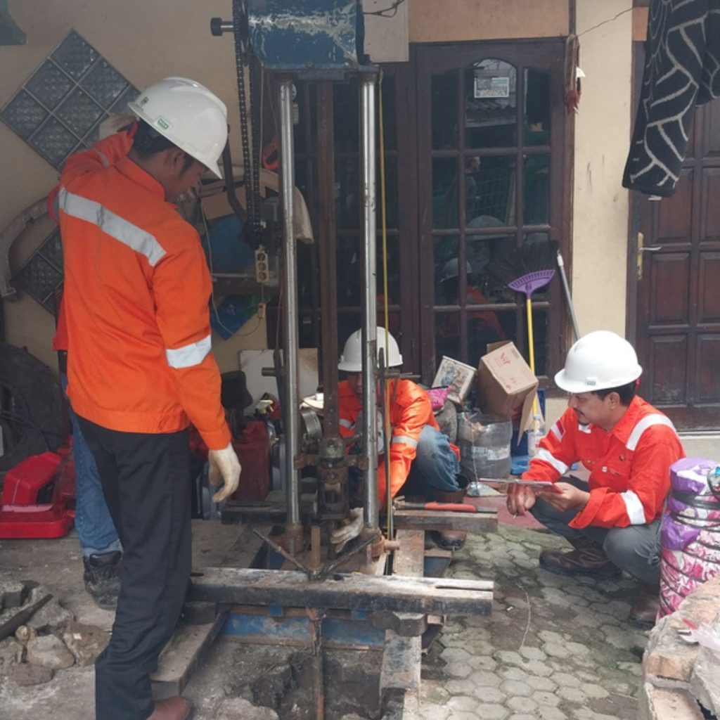 Tim soil investigation Sulawesi sedang melakukan pengujian sondir untuk investigasi tanah dan analisis geoteknik proyek konstruksi.