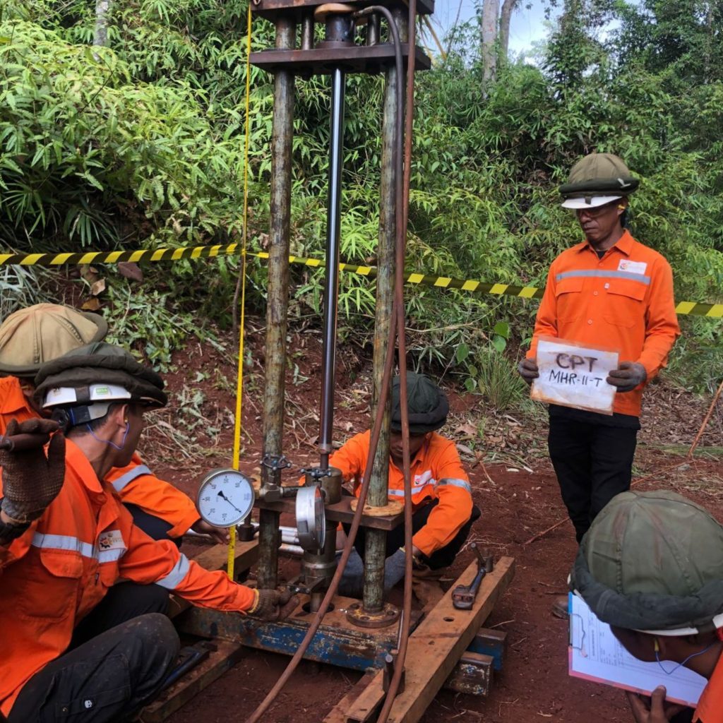 Tim geoteknik melakukan pengujian sondir 5 ton untuk soil investigation Jakarta pada proyek konstruksi dan pengembangan kawasan
