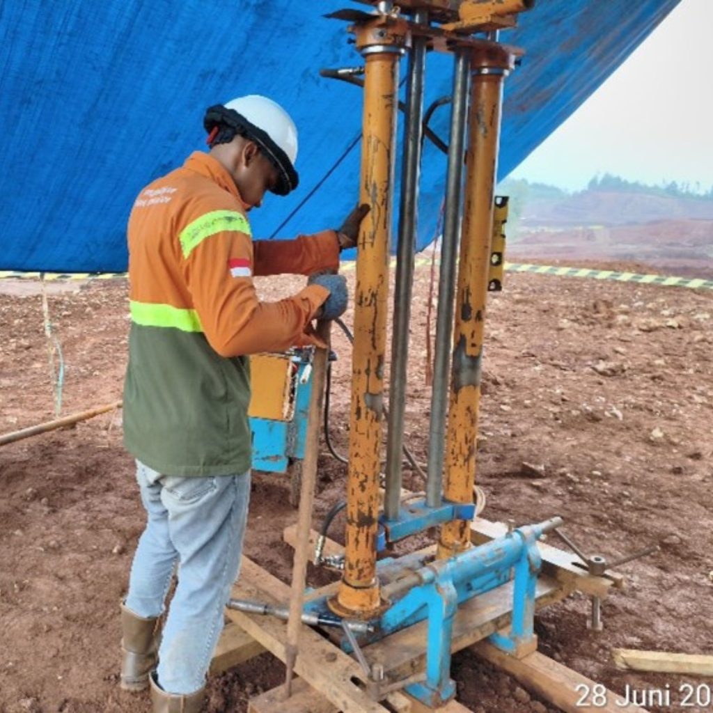 Pekerjaan jasa soil investigation menggunakan alat drilling geoteknik di lokasi proyek konstruksi Jakarta