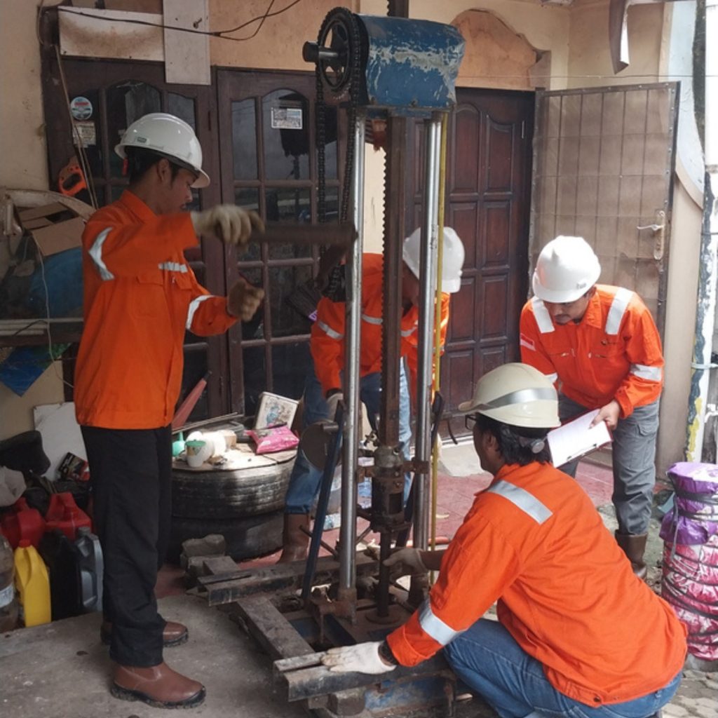 Tim jasa soil investigation Jakarta sedang melakukan pengeboran geoteknik dan pengujian tanah untuk proyek konstruksi gedung