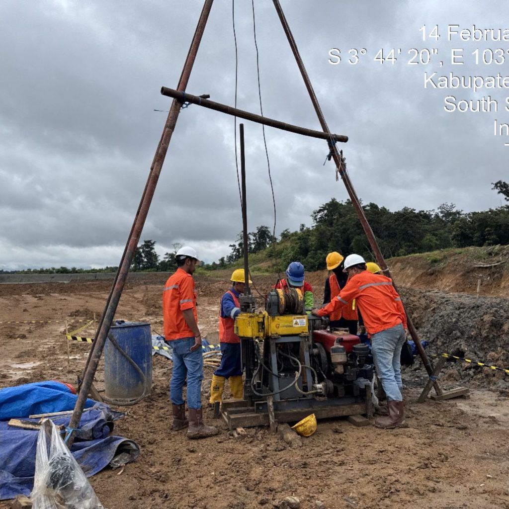 Tim soil investigation Sulawesi sedang melakukan drilling geoteknik dan pengujian tanah di area proyek tambang
