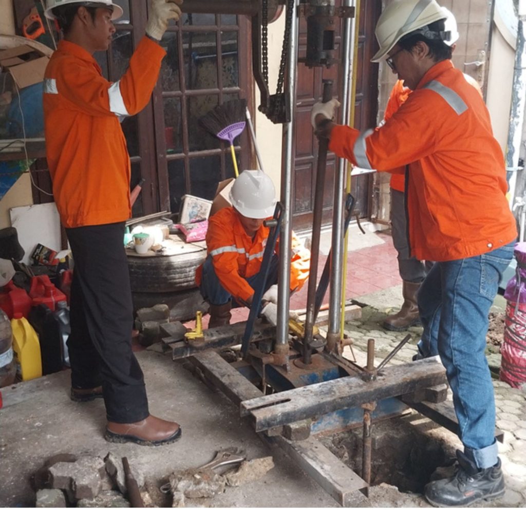 Tim geoteknik melakukan soil test Jakarta menggunakan metode drilling geoteknik untuk investigasi tanah proyek konstruksi.
