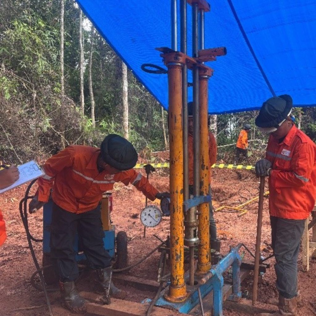 Tim geoteknik melakukan pengujian sondir CPT untuk soil investigation di Jakarta menggunakan peralatan sondir lapangan.