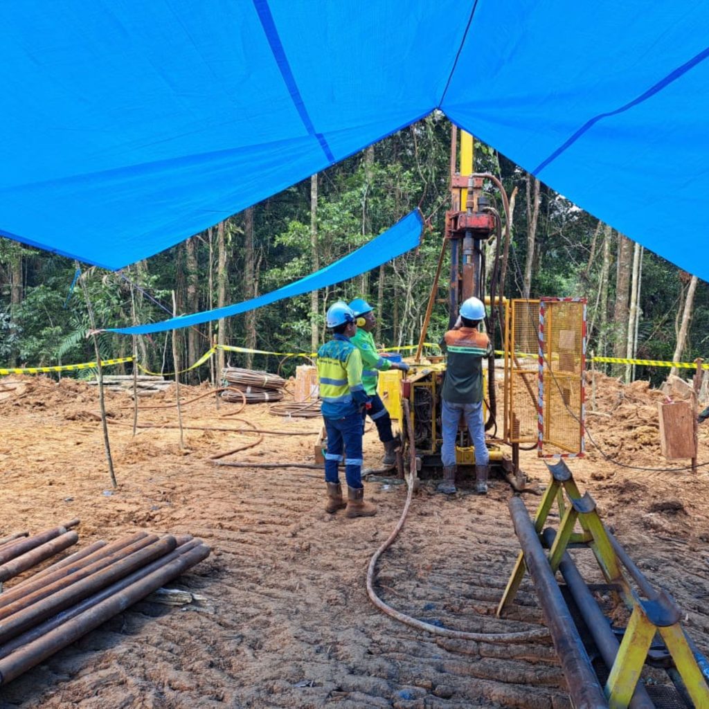 Kegiatan drilling geoteknik untuk Soil Investigation Sulawesi menggunakan mesin bor geoteknik pada area proyek konstruksi dan smelter.
