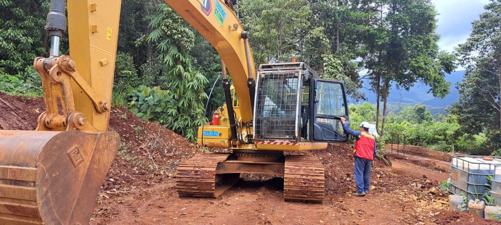 Excavator untuk soil investigation Sulawesi dalam proyek geoteknik