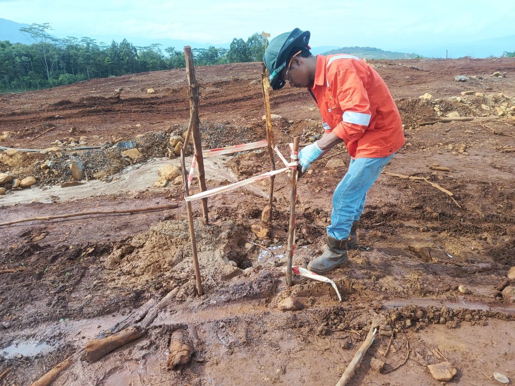 Stake out untuk soil investigation Sulawesi menggunakan peralatan survei geoteknik guna menentukan titik sondir dan drilling secara akurat