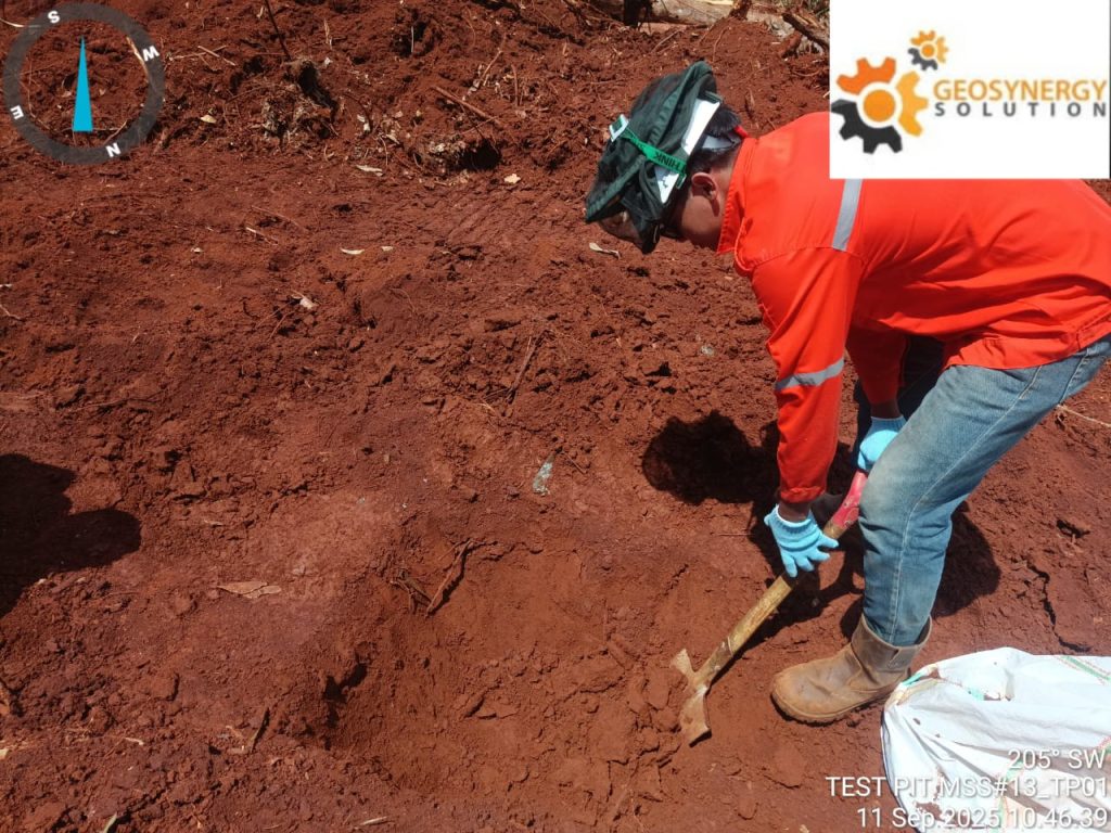 Kegiatan test pit untuk soil investigation Sulawesi pada proyek tambang dan kawasan industri