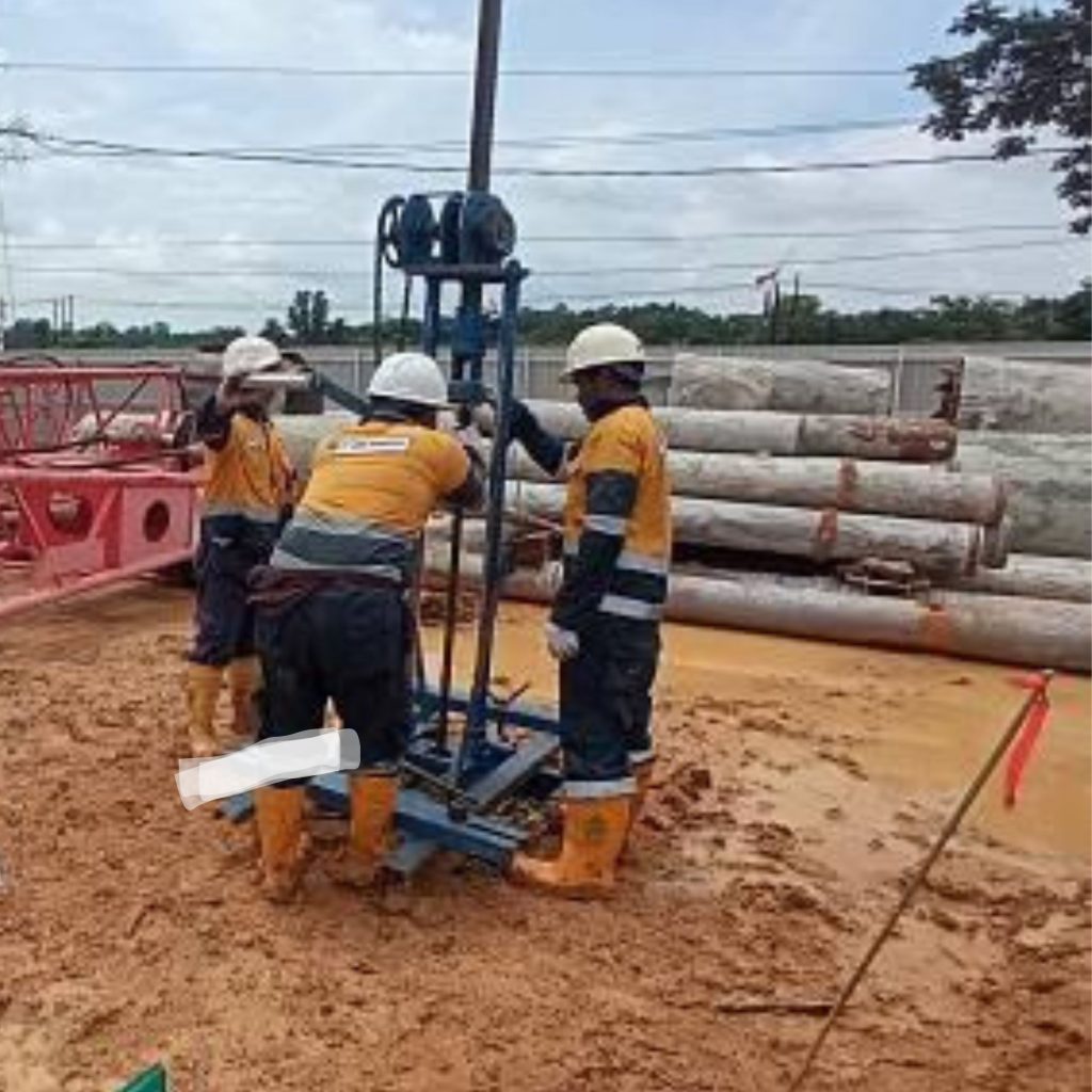Tim geoteknik melakukan pengujian lapangan untuk jasa soil investigation Jakarta menggunakan peralatan investigasi tanah pada proyek konstruksi.