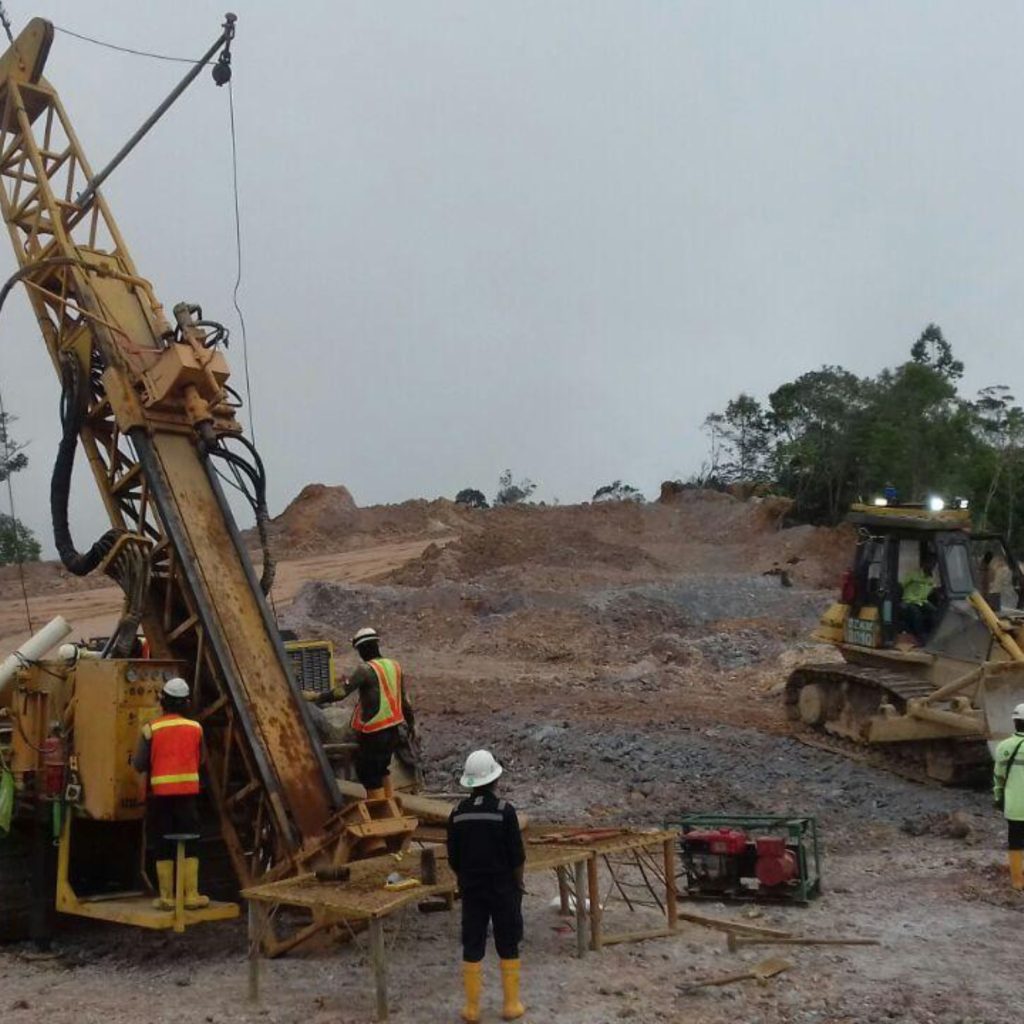 Rig borehole melakukan pekerjaan soil investigation di Sulawesi untuk proyek pertambangan dan konstruksi guna memperoleh data geoteknik yang akurat.