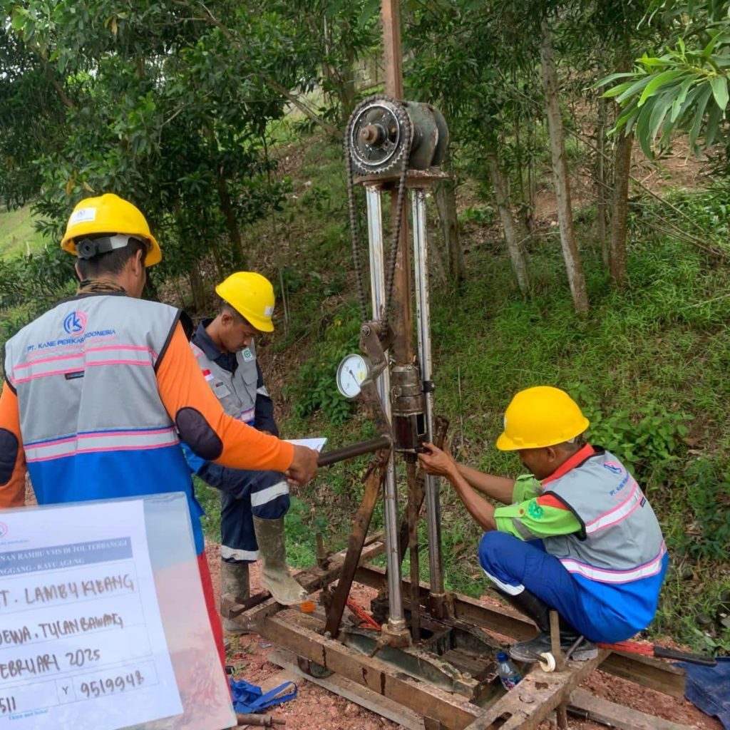 Pelaksanaan CPT atau sondir sebagai bagian dari tahapan soil investigation Jakarta untuk memperoleh data kondisi tanah proyek konstruksi.