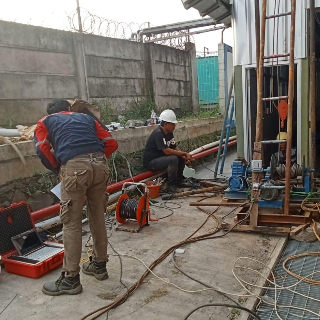Jasa Borehole Jakarta untuk desain pondasi dengan kegiatan soil investigation dan pengujian geoteknik di area proyek industri.