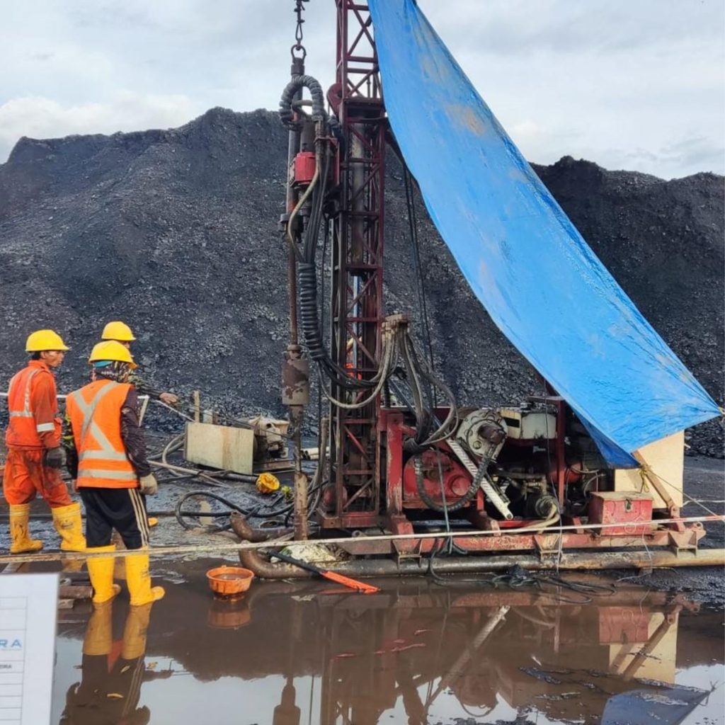 Borehole Investigation Sulawesi untuk kawasan industri nikel menggunakan rig pengeboran geoteknik di area stockpile material tambang.