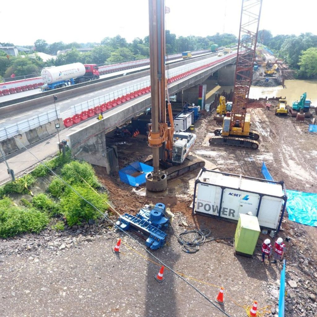 Borehole Investigation Jakarta untuk proyek jembatan dan infrastruktur menggunakan peralatan geoteknik di area konstruksi.