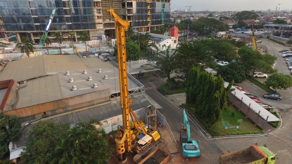 Drilling Geoteknik Jakarta untuk proyek pembangunan pusat perbelanjaan menggunakan mesin bor geoteknik dan pengujian SPT.