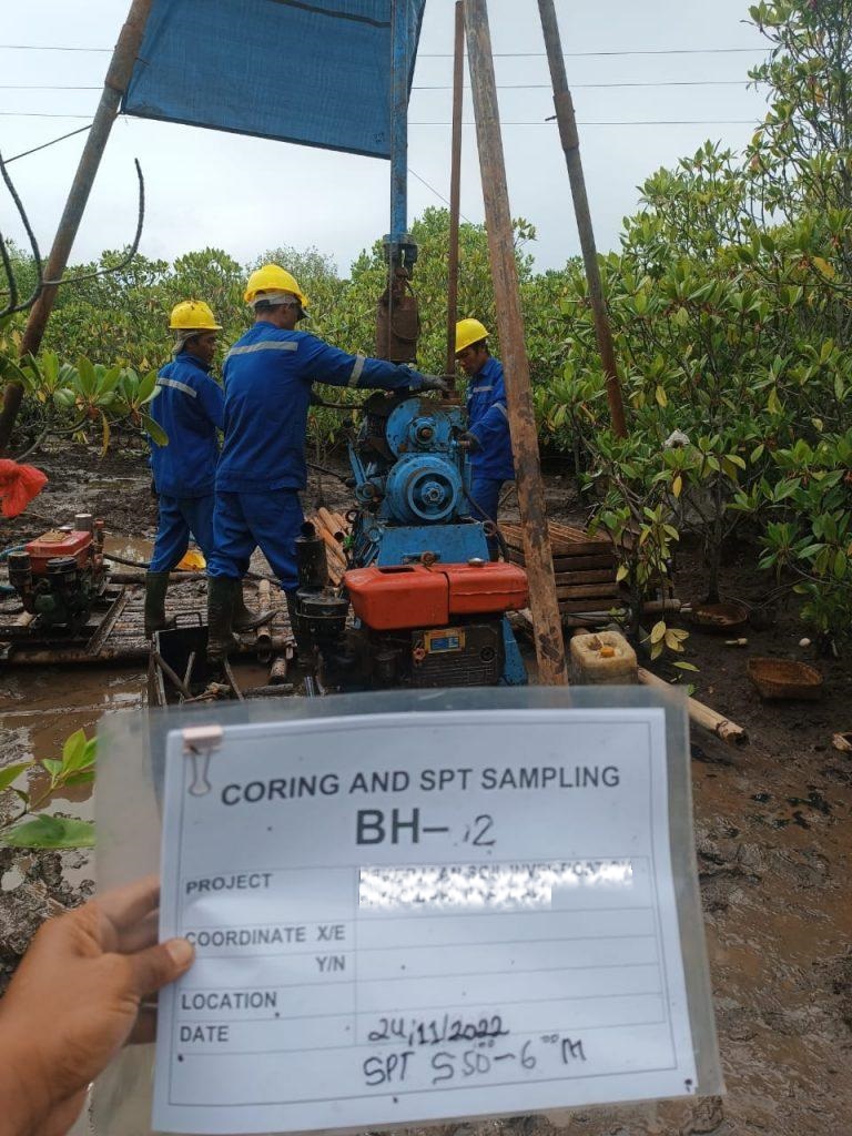 Tim melakukan Core Recovery pada Drilling Geoteknik saat pekerjaan Soil Investigation menggunakan metode Coring dan SPT Sampling.