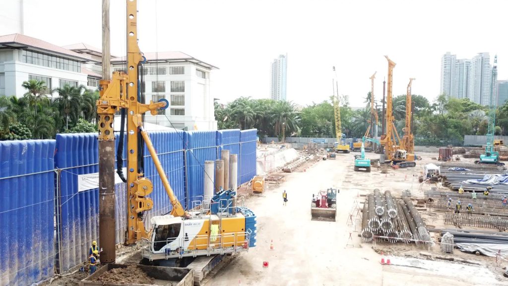 Drilling geoteknik Jakarta untuk rumah sakit menggunakan alat bor modern dalam kegiatan soil investigation dan pengeboran fondasi proyek konstruksi.